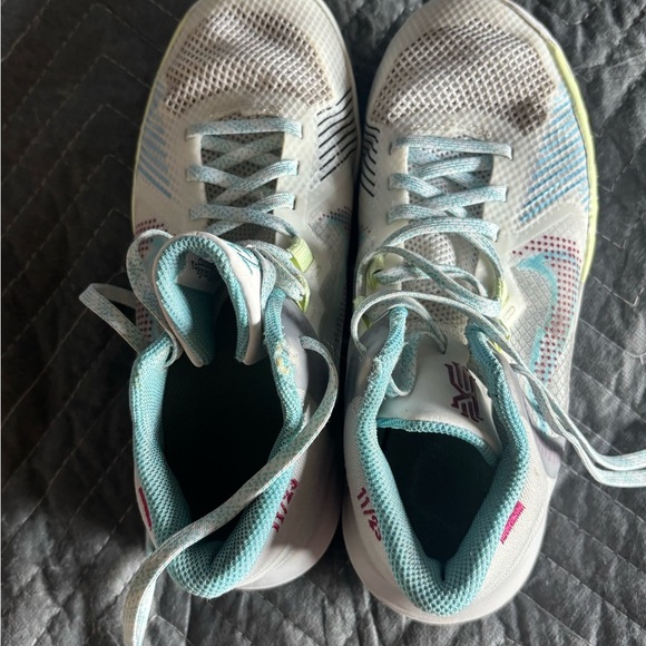 Kyrie Irving Flytrap 5 11/23 1 World 1 People Size 5Y Basketball. - Picture 2 of 6